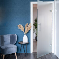 Porte intérieure ouvrante en verre satiné mat