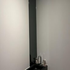 Miroir long et étroit au-dessus du lavabo. Collé dans les toilettes