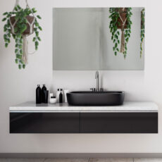 Miroir personnalisé à facettes de couleur argentée standard. Suspendu dans une salle de bain