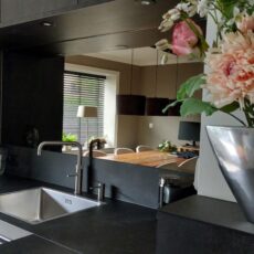 Miroir en bronze sur le mur de la cuisine derrière l'évier