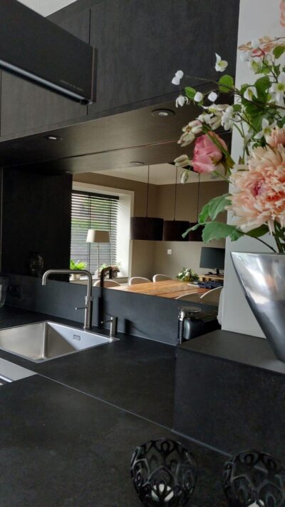 Miroir en bronze sur le mur de la cuisine derrière l'évier