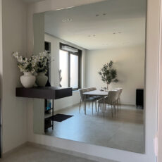 Grand miroir collé au mur