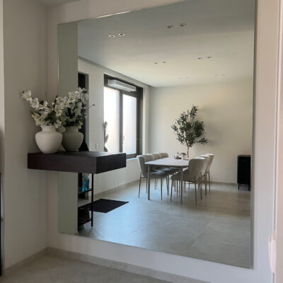 Grand miroir collé au mur