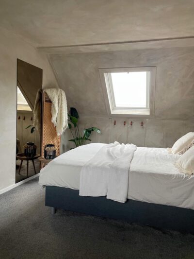 Miroir mal fixé dans la chambre à coucher